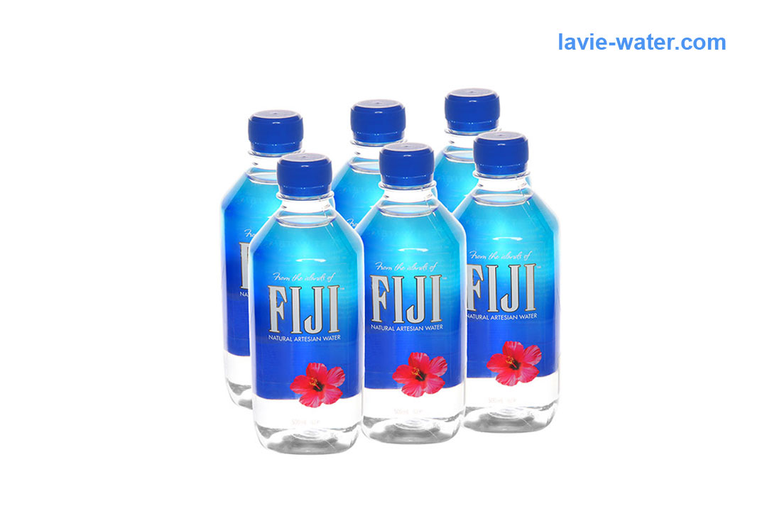 Nên chọn mua nước khoáng Lavie hay FIJI?