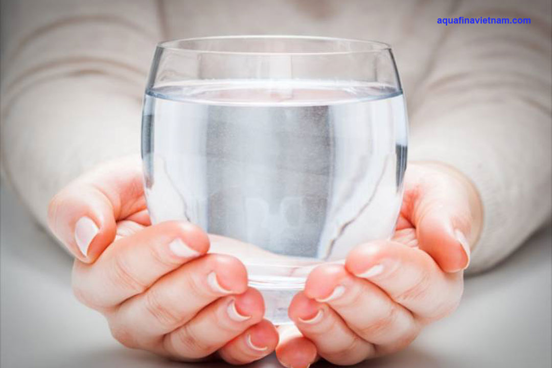 nuoc-uong-tinh-khiet Nên chọn mua nước tinh khiết Aquafina hay Top?