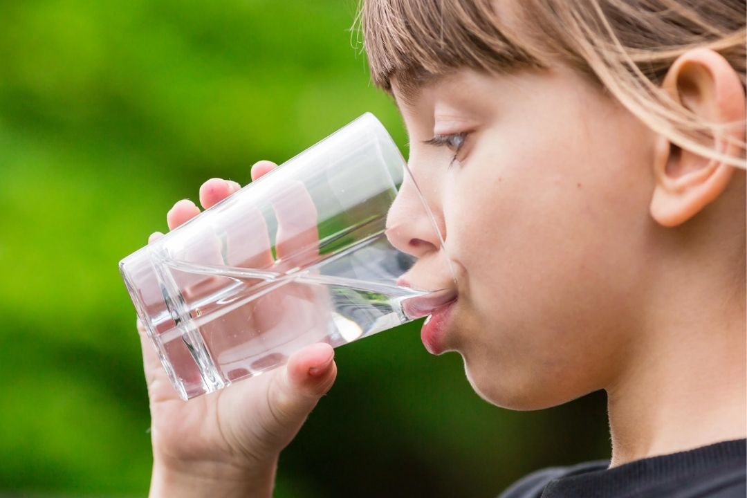 Trẻ uống ít nước